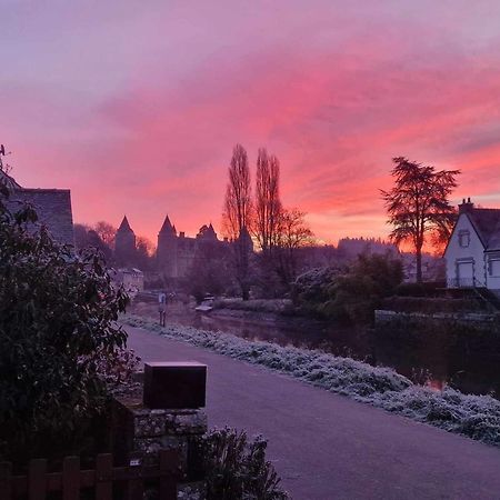 Gite Maisonnette- Et A Cote Coule Une Riviere Josselin Exteriér fotografie