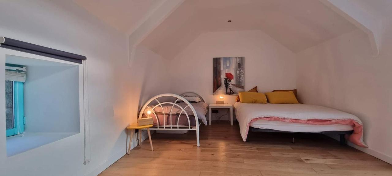 Gite Maisonnette- Et A Cote Coule Une Riviere Josselin Exteriér fotografie