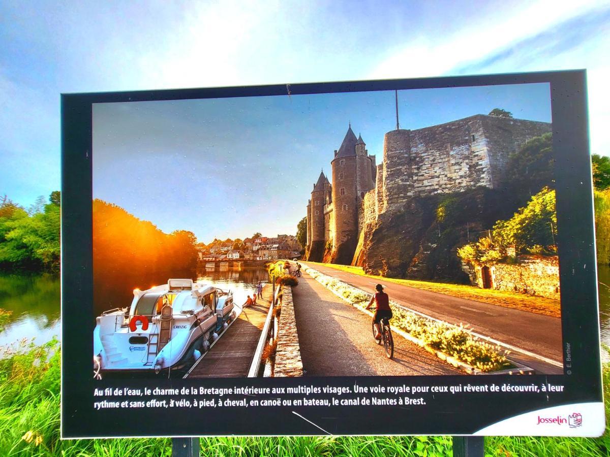 Gite Maisonnette- Et A Cote Coule Une Riviere Josselin Exteriér fotografie