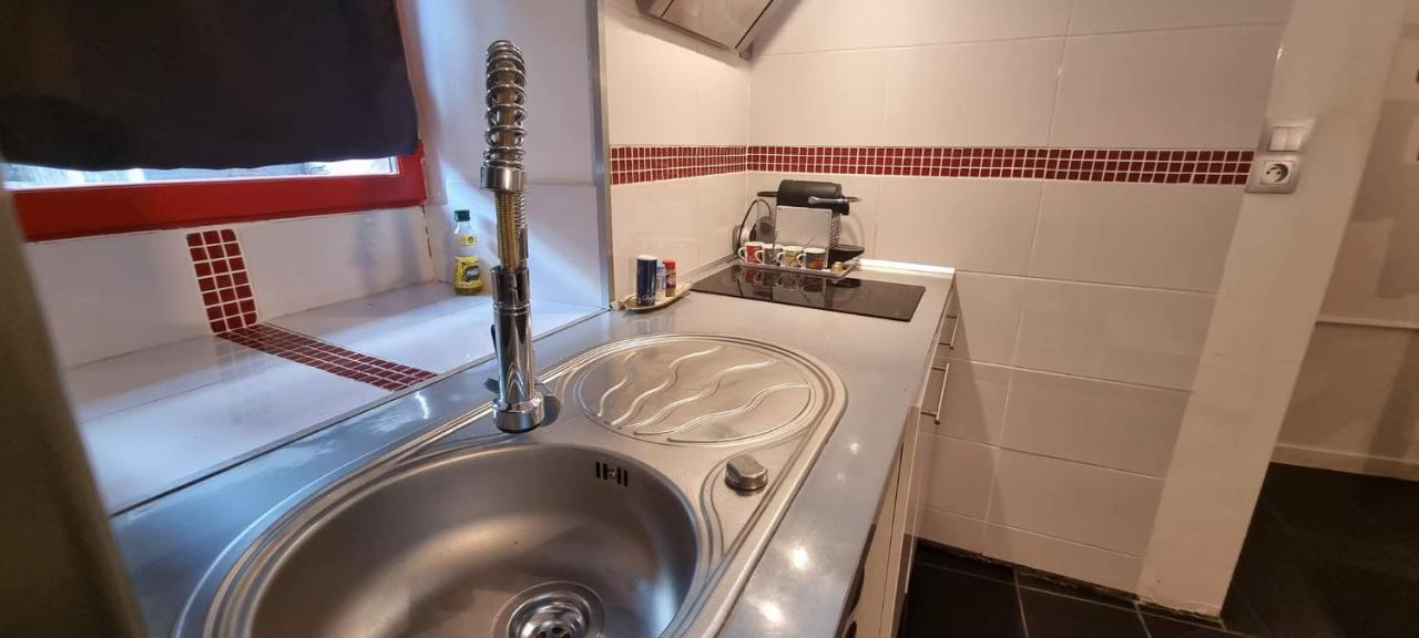 Gite Maisonnette- Et A Cote Coule Une Riviere Josselin Exteriér fotografie