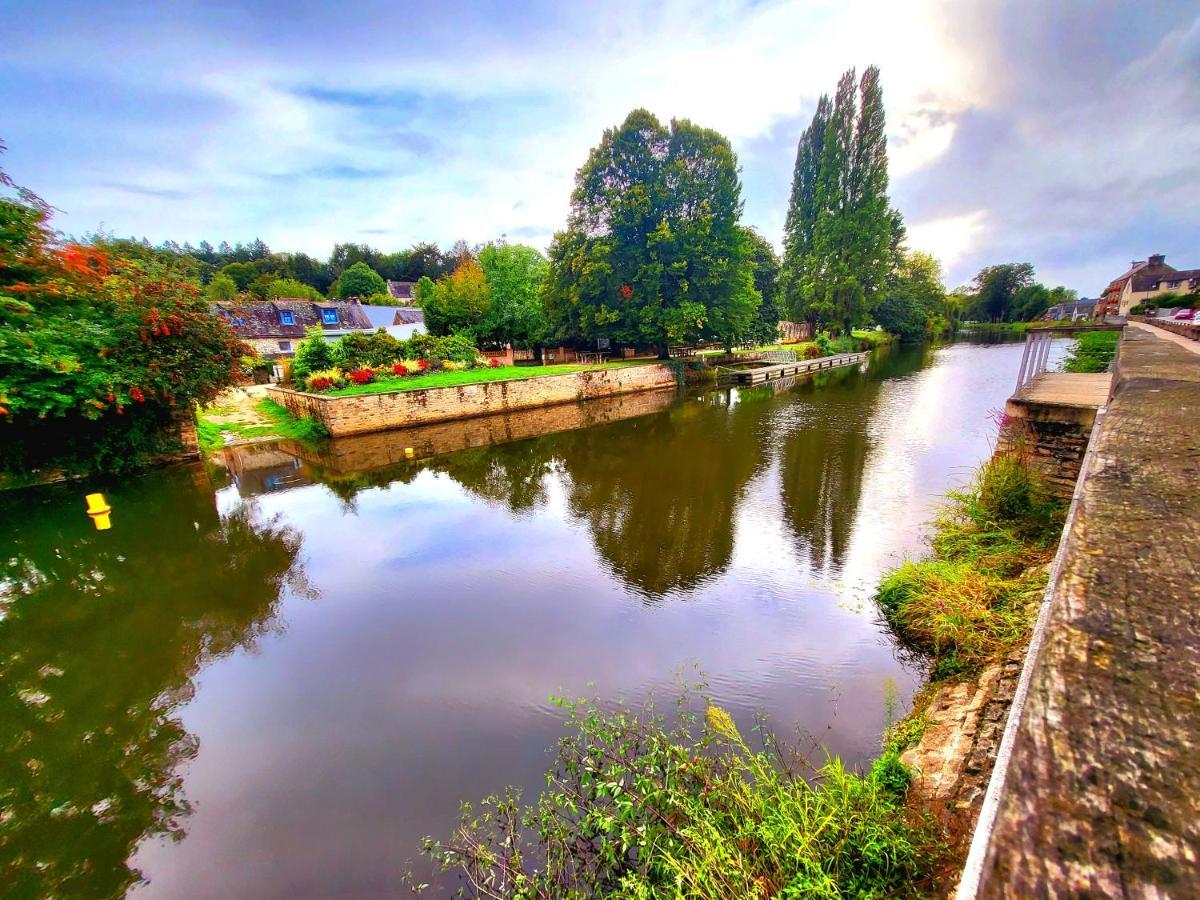 Gite Maisonnette- Et A Cote Coule Une Riviere Josselin Exteriér fotografie