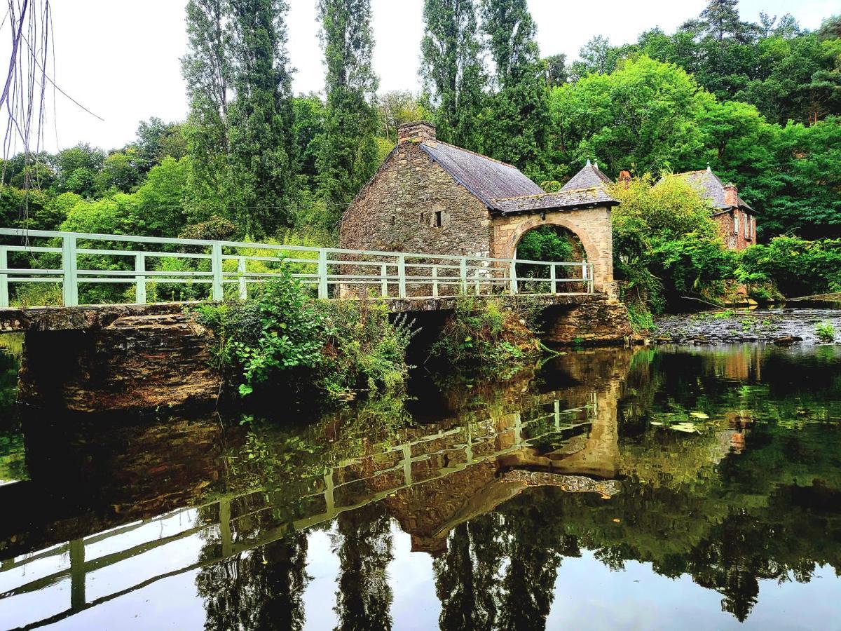 Gite Maisonnette- Et A Cote Coule Une Riviere Josselin Exteriér fotografie