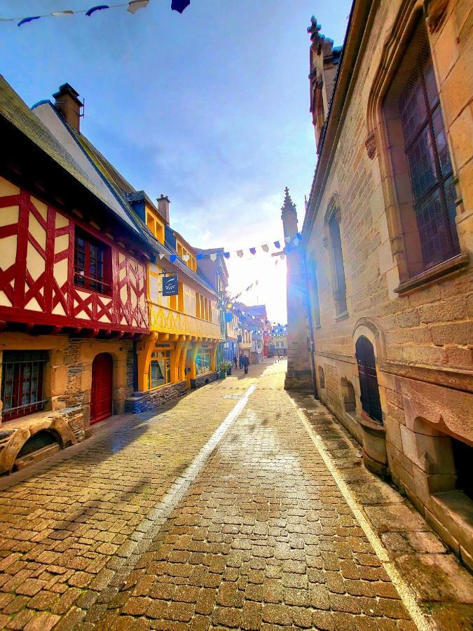 Gite Maisonnette- Et A Cote Coule Une Riviere Josselin Exteriér fotografie