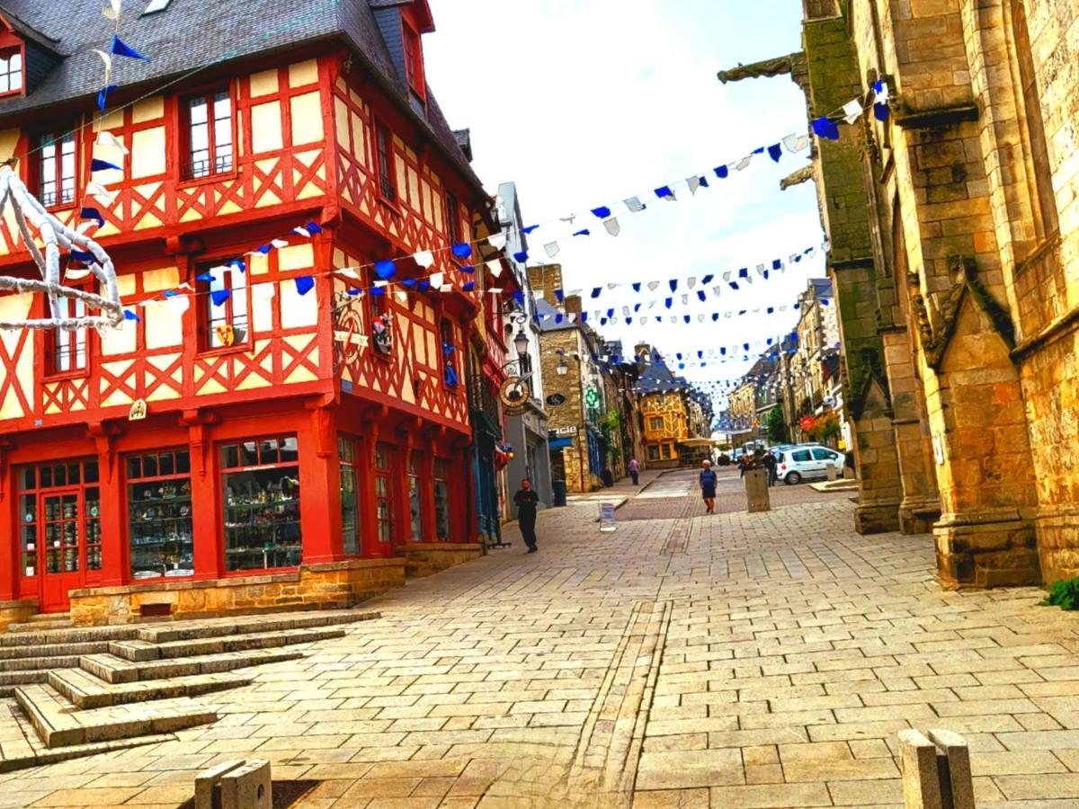 Gite Maisonnette- Et A Cote Coule Une Riviere Josselin Exteriér fotografie