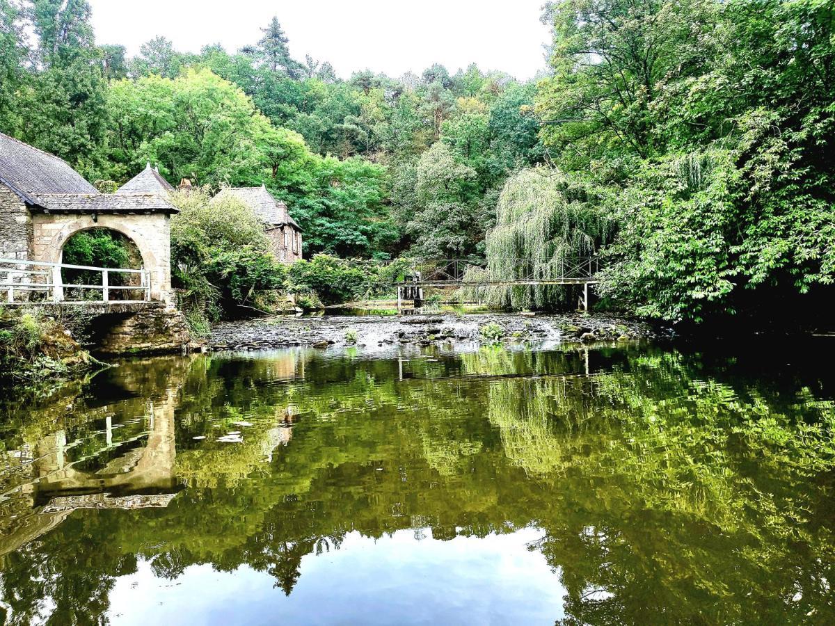 Gite Maisonnette- Et A Cote Coule Une Riviere Josselin Exteriér fotografie