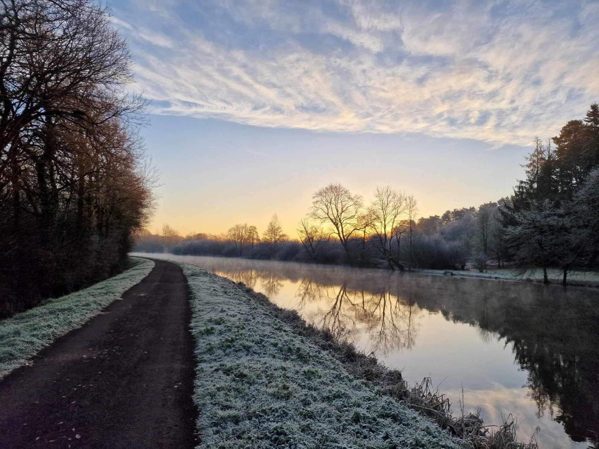 Gite Maisonnette- Et A Cote Coule Une Riviere Josselin Exteriér fotografie