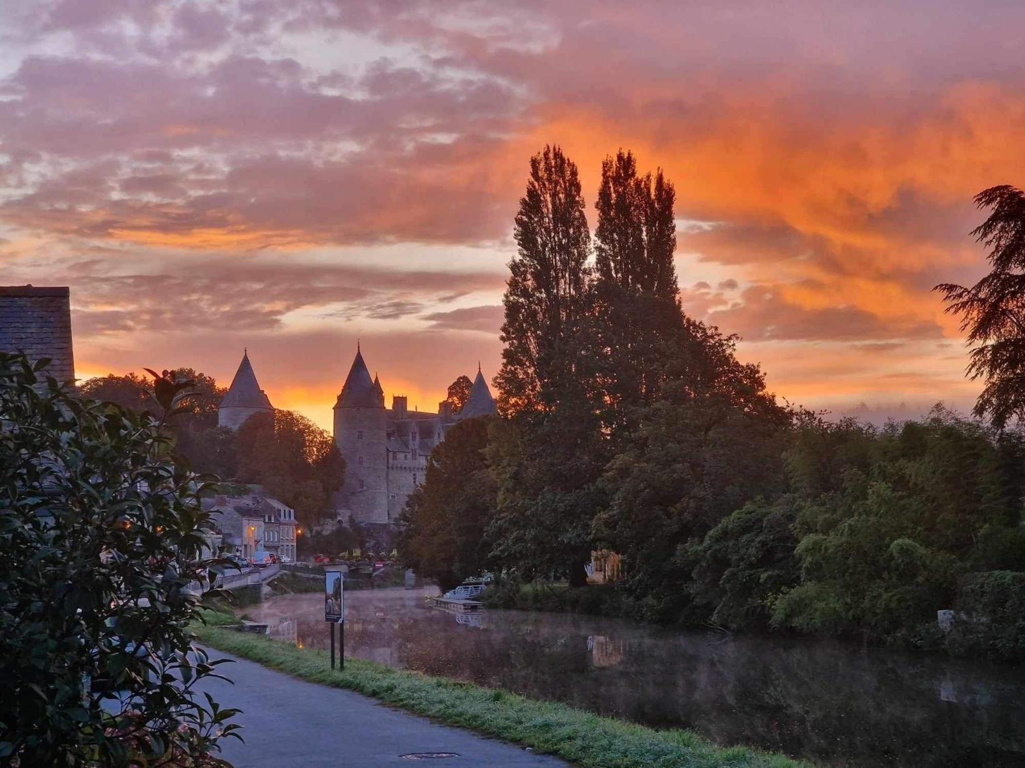 Gite Maisonnette- Et A Cote Coule Une Riviere Josselin Exteriér fotografie