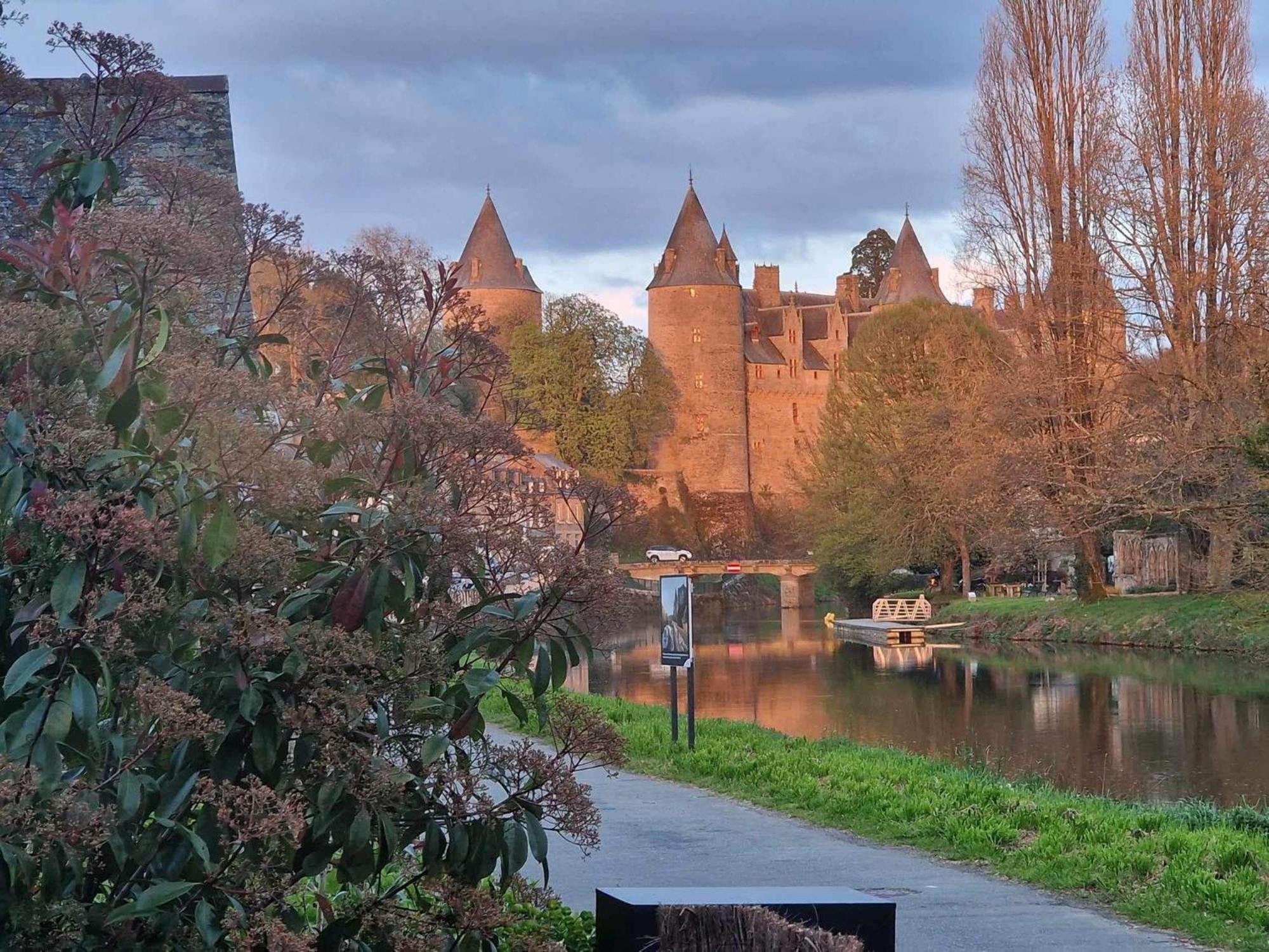 Gite Maisonnette- Et A Cote Coule Une Riviere Josselin Exteriér fotografie