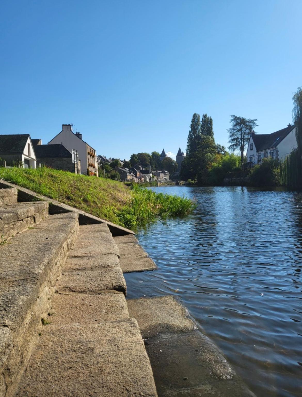 Gite Maisonnette- Et A Cote Coule Une Riviere Josselin Exteriér fotografie